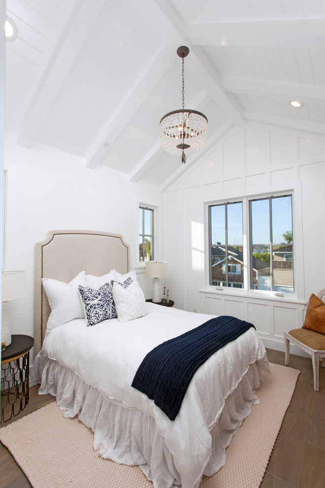 Immagine di una camera degli ospiti stile marino di medie dimensioni con pareti bianche e parquet scuro