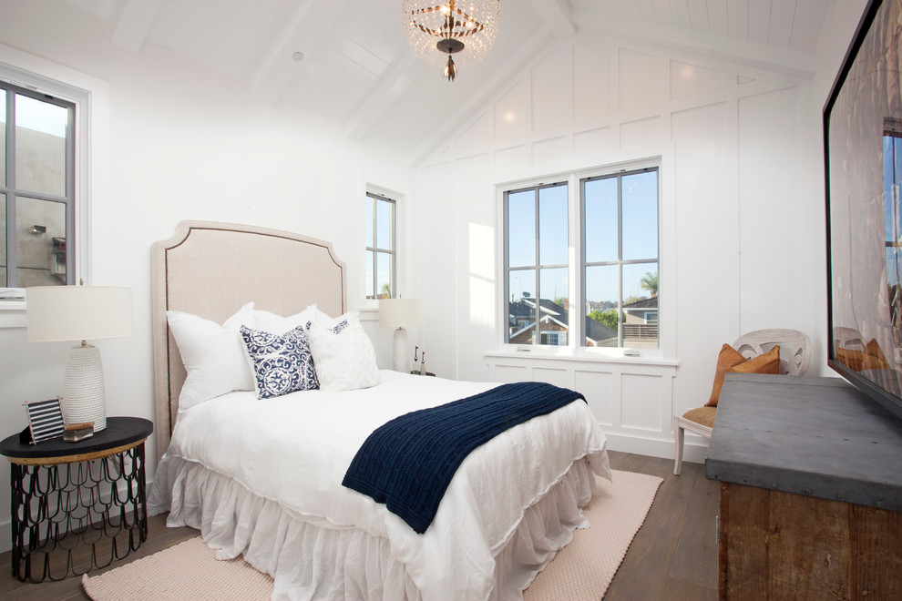 Immagine di una camera degli ospiti stile marino di medie dimensioni con pareti bianche e parquet scuro