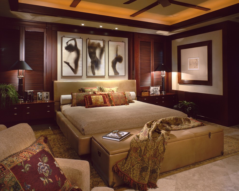 マイアミにある中くらいなトランジショナルスタイルのおしゃれな主寝室 (ベージュの壁、大理石の床、暖炉なし) のインテリア