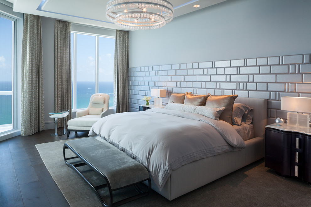 Идея дизайна: хозяйская спальня среднего размера в современном стиле с серыми стенами, темным паркетным полом и коричневым полом без камина