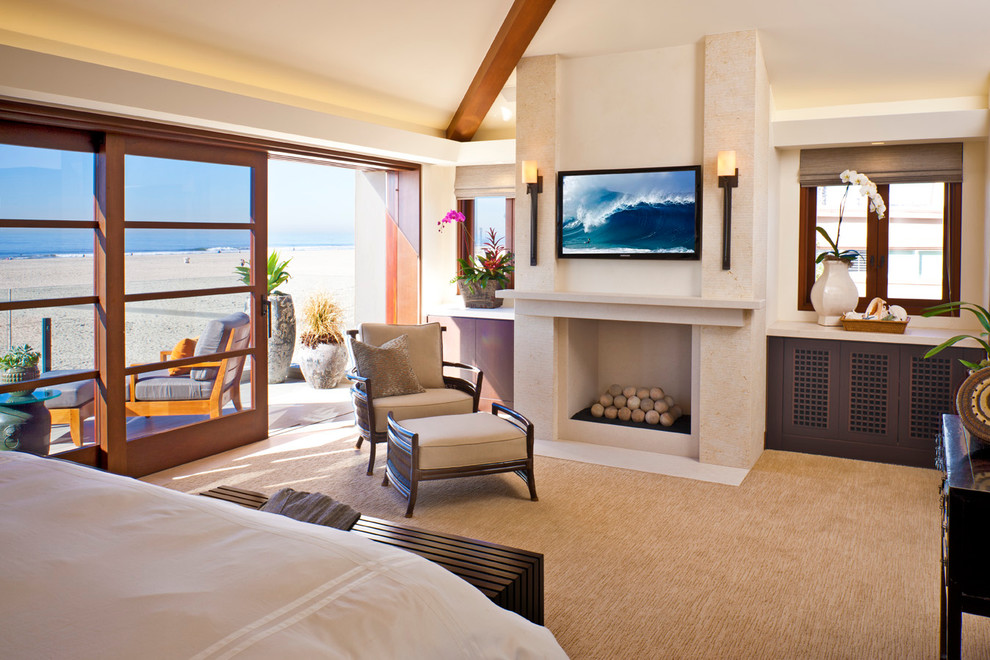Modelo de dormitorio televisión actual con paredes beige, moqueta y todas las chimeneas