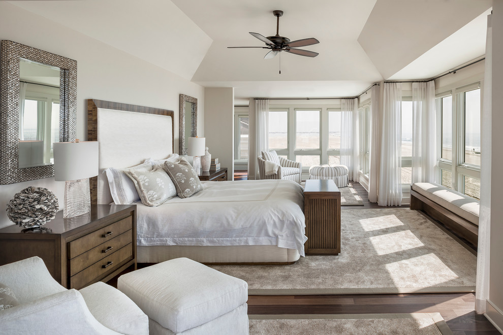Idee per una camera matrimoniale stile marino con pareti bianche e pavimento in legno massello medio