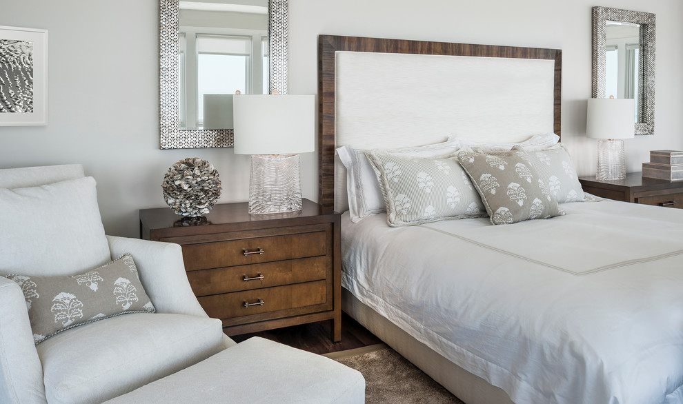 Ispirazione per una camera matrimoniale stile marino con pareti bianche e pavimento in legno massello medio