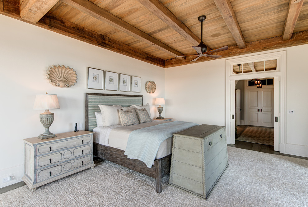 リッチモンドにあるビーチスタイルのおしゃれな寝室 (白い壁、濃色無垢フローリング、茶色い床、グレーとブラウン)