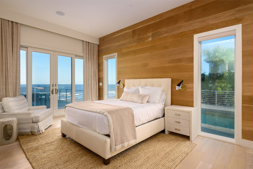 Esempio di una camera degli ospiti stile marinaro con pareti bianche, parquet chiaro e pavimento beige