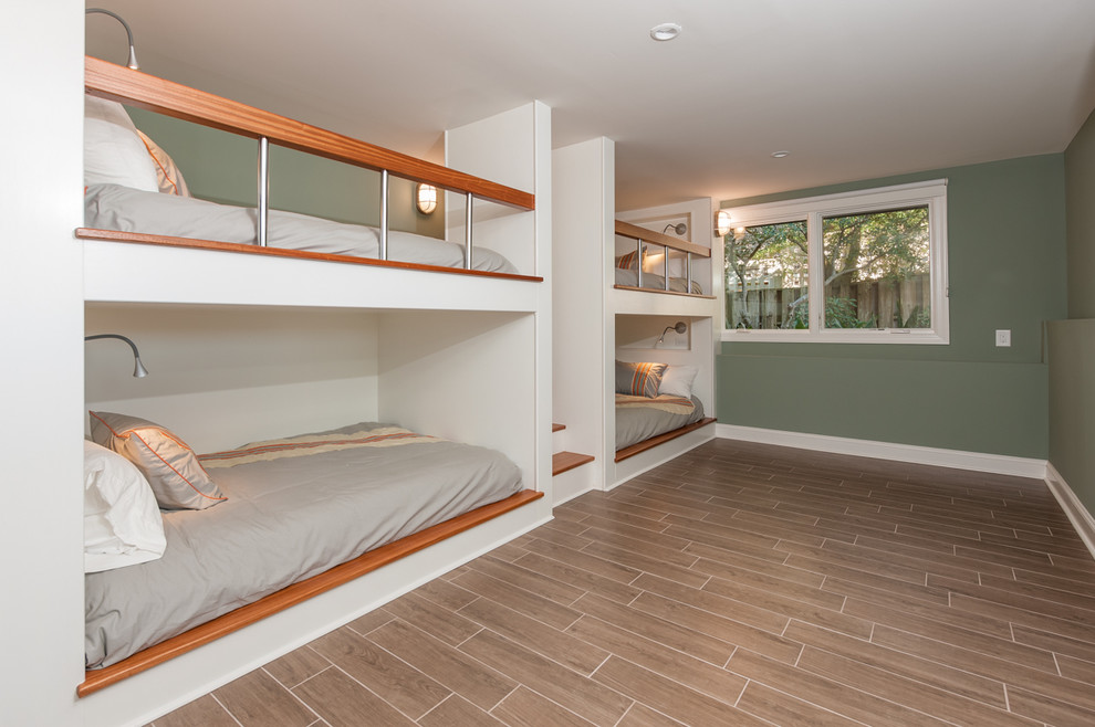 ウィルミントンにある広いモダンスタイルのおしゃれな客用寝室 (グレーの壁、セラミックタイルの床) のインテリア