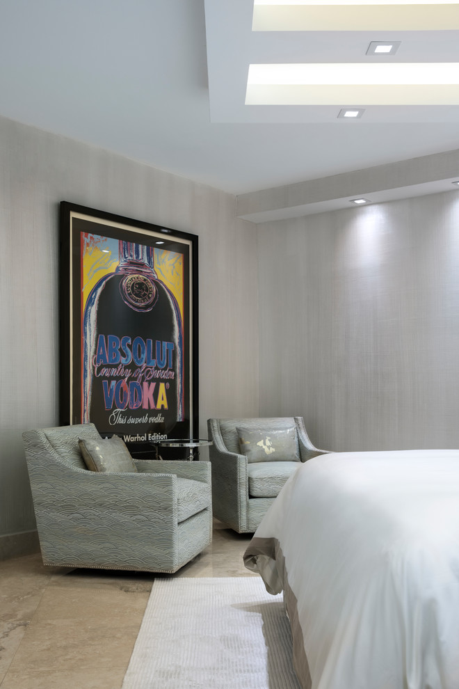 マイアミにある広いトランジショナルスタイルのおしゃれな主寝室 (大理石の床、ベージュの床、白い壁)