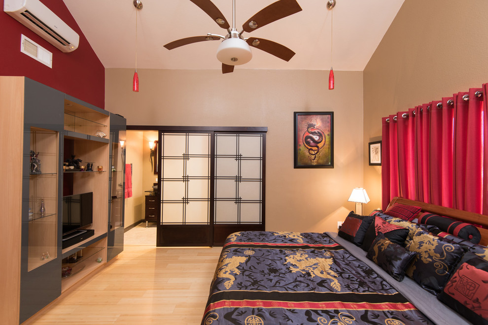 Imagen de dormitorio principal de estilo zen extra grande con paredes beige y suelo de madera clara