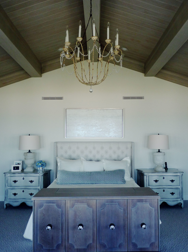 Diseño de dormitorio principal costero grande con paredes blancas y moqueta