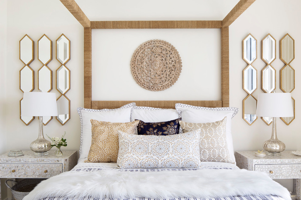 Ispirazione per una camera da letto stile marinaro con pareti bianche