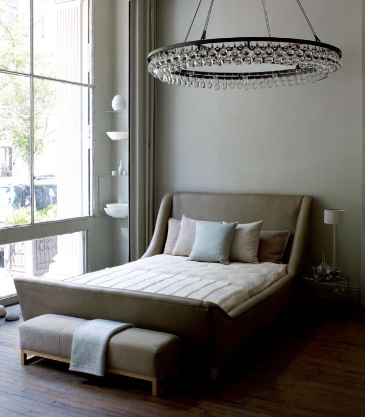 Imagen de dormitorio actual con paredes beige y suelo de madera en tonos medios