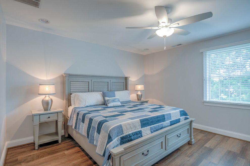 Foto de dormitorio marinero de tamaño medio con suelo de madera en tonos medios