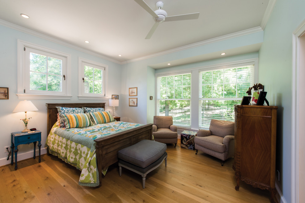Стильный дизайн: гостевая спальня среднего размера, (комната для гостей) в классическом стиле с синими стенами, паркетным полом среднего тона и коричневым полом без камина - последний тренд