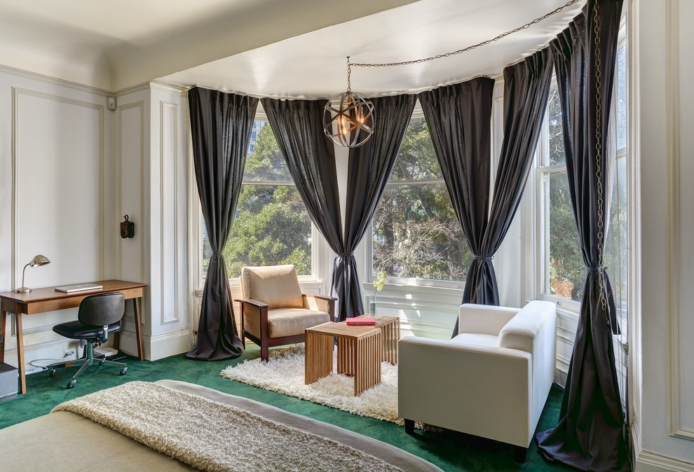 Kleines Klassisches Hauptschlafzimmer mit weißer Wandfarbe, Teppichboden und grünem Boden in San Francisco
