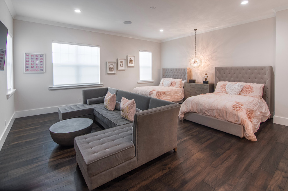 Esempio di una grande camera degli ospiti minimal con pareti bianche, parquet scuro e pavimento marrone