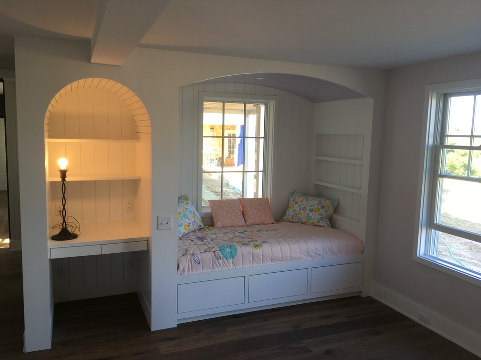 Ejemplo de habitación de invitados de estilo de casa de campo pequeña sin chimenea con paredes rosas, suelo de madera en tonos medios y suelo marrón