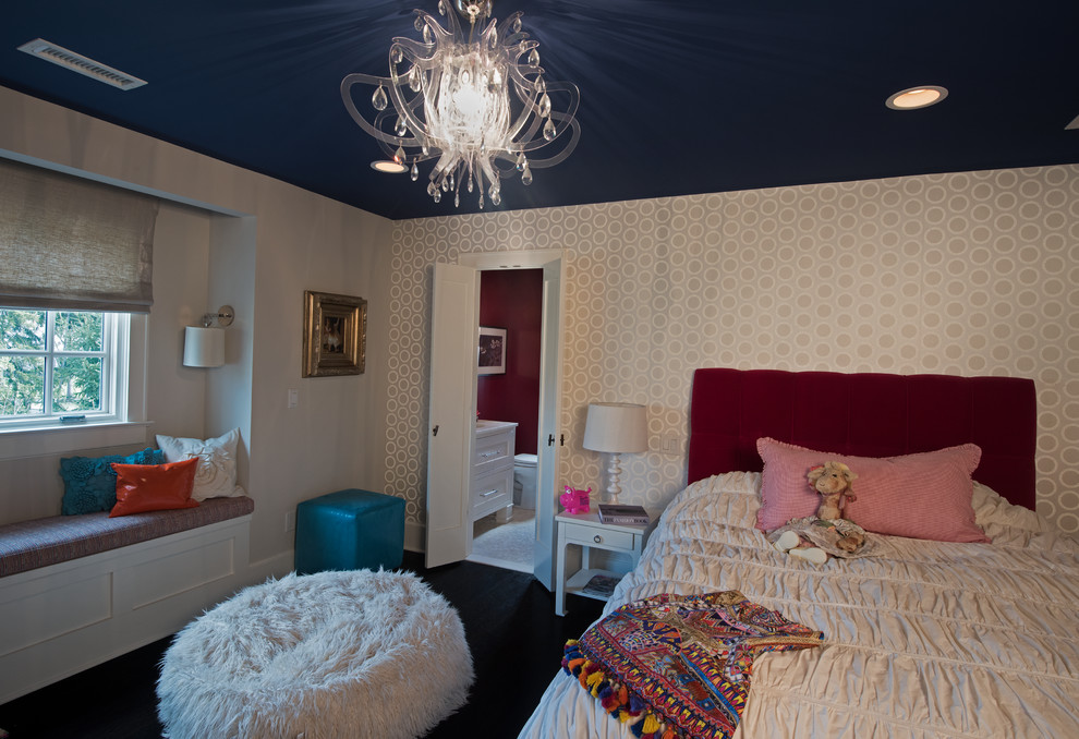 Идея дизайна: спальня среднего размера в стиле неоклассика (современная классика) с серыми стенами, темным паркетным полом и коричневым полом без камина