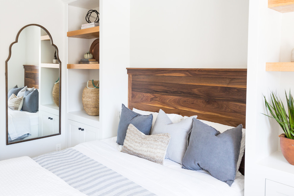 На фото: гостевая спальня среднего размера, (комната для гостей) в стиле кантри с белыми стенами, ковровым покрытием и бежевым полом с