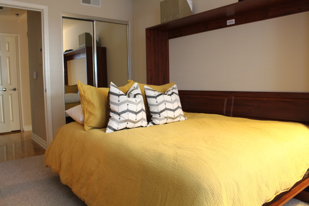 На фото: гостевая спальня среднего размера, (комната для гостей) в стиле ретро с бежевыми стенами и ковровым покрытием с
