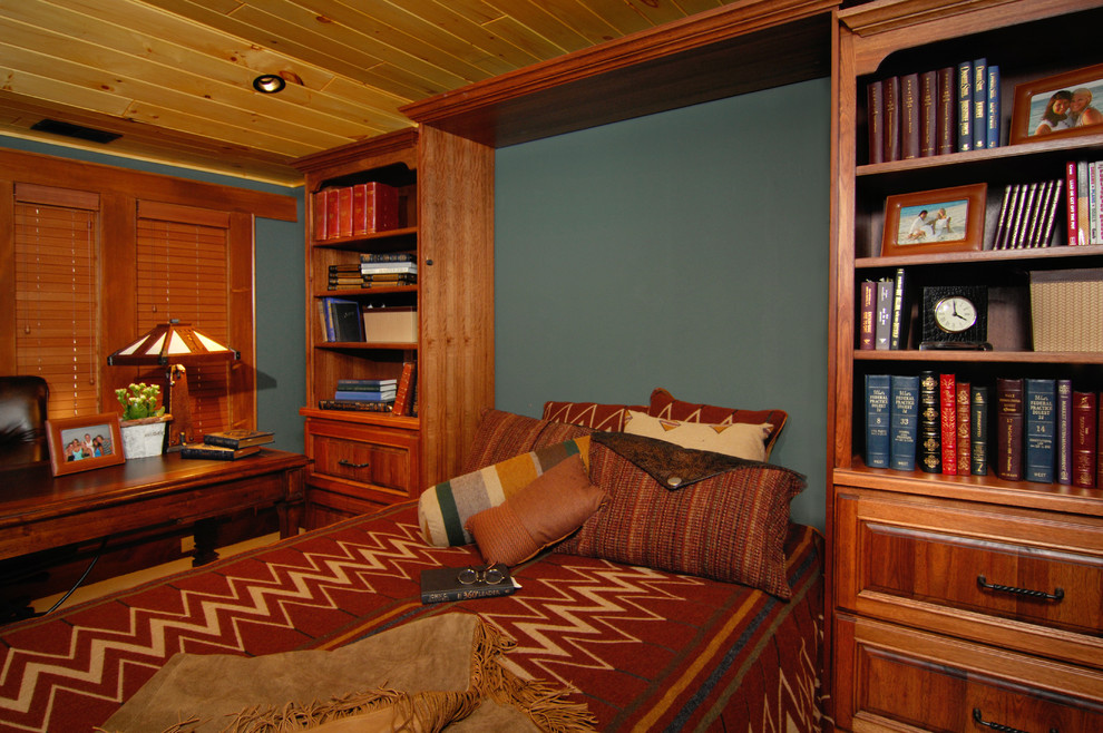 Bild på ett litet rustikt gästrum, med blå väggar och ljust trägolv