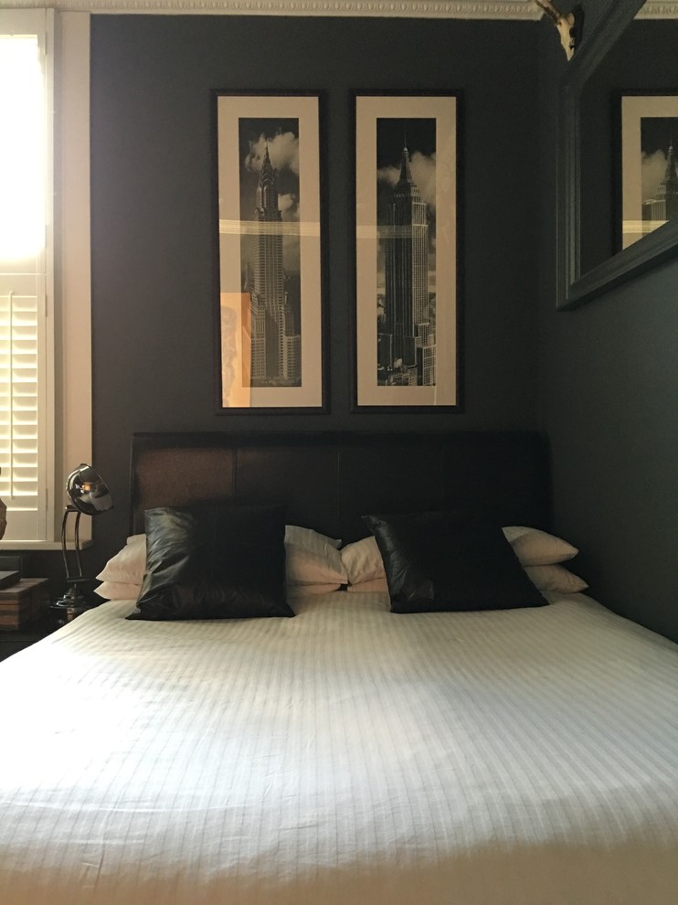 Foto de habitación de invitados bohemia de tamaño medio sin chimenea con paredes grises y suelo de madera oscura