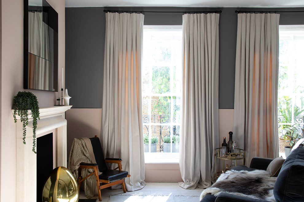 Источник вдохновения для домашнего уюта: спальня в стиле неоклассика (современная классика) с серыми стенами, деревянным полом, стандартным камином и белым полом