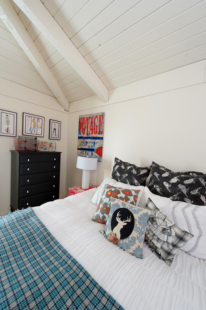 Eklektisches Schlafzimmer mit weißer Wandfarbe in Sonstige