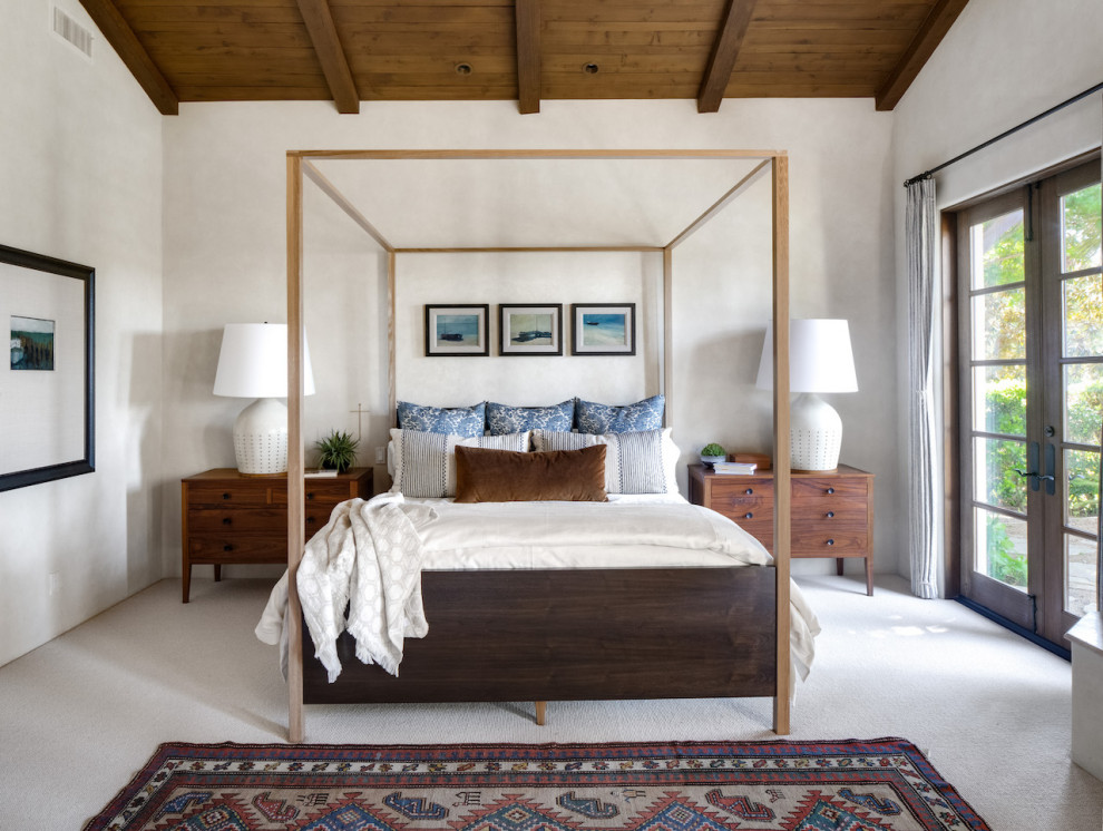 Großes Mediterranes Hauptschlafzimmer ohne Kamin mit weißer Wandfarbe, Teppichboden und weißem Boden in Orange County