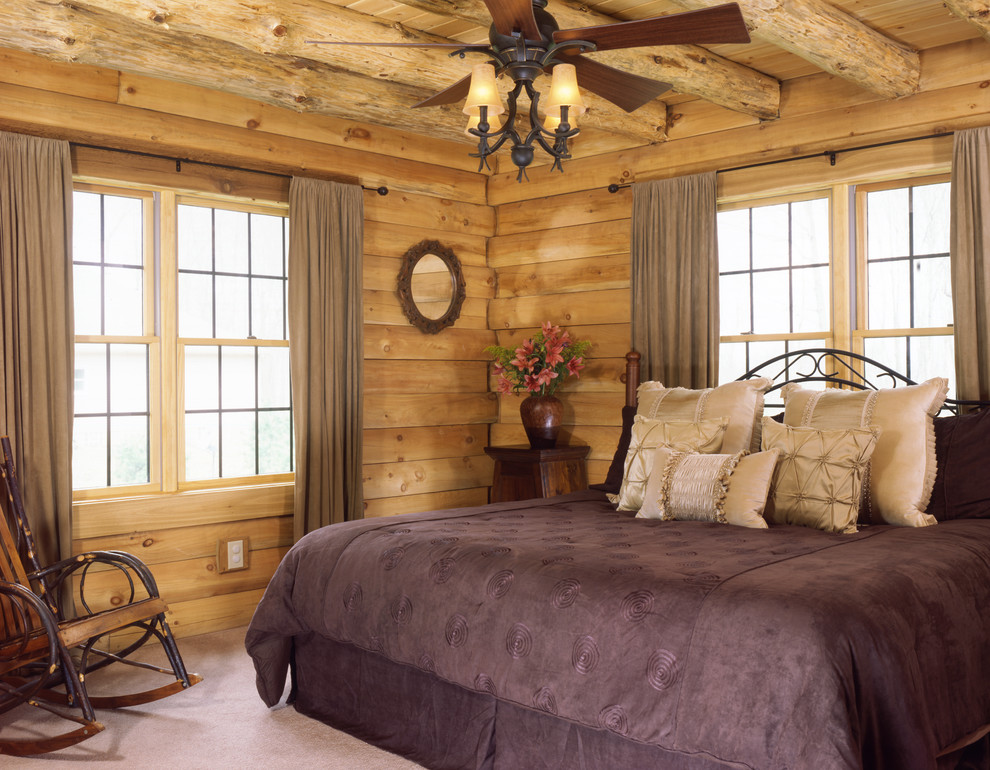 Modelo de dormitorio principal rústico con paredes beige y moqueta