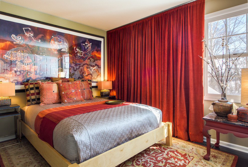 Kleines Klassisches Gästezimmer mit beiger Wandfarbe und dunklem Holzboden in New York