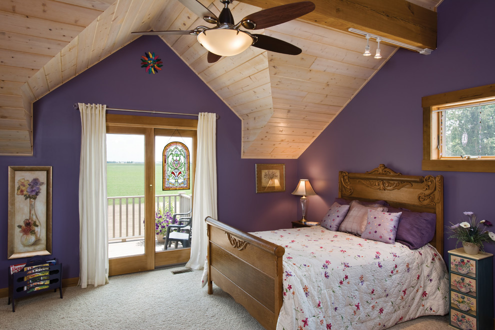 Imagen de dormitorio principal romántico con paredes púrpuras y moqueta