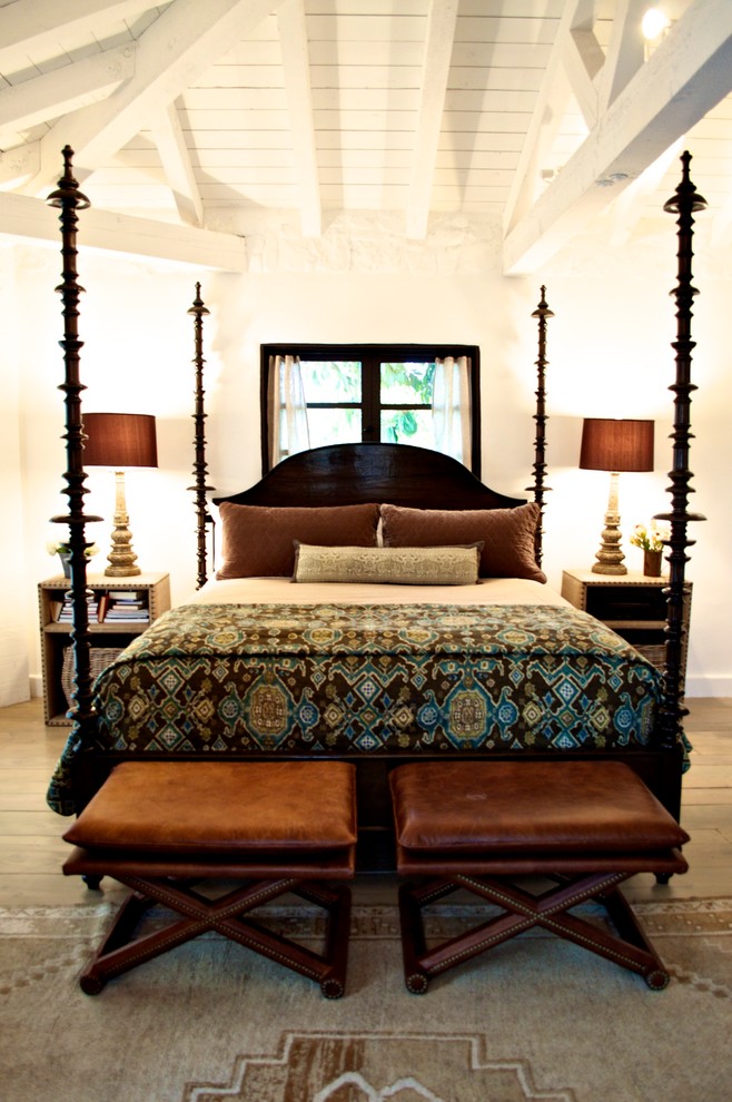 Mediterranes Schlafzimmer mit weißer Wandfarbe in Santa Barbara