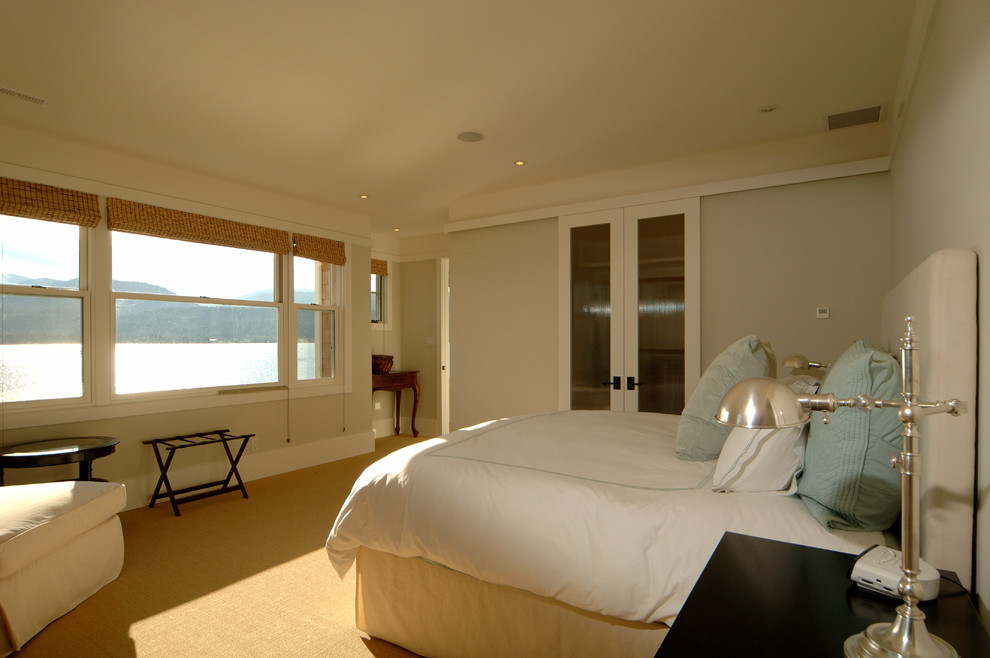 Foto de habitación de invitados clásica renovada de tamaño medio sin chimenea con paredes grises, moqueta y suelo beige