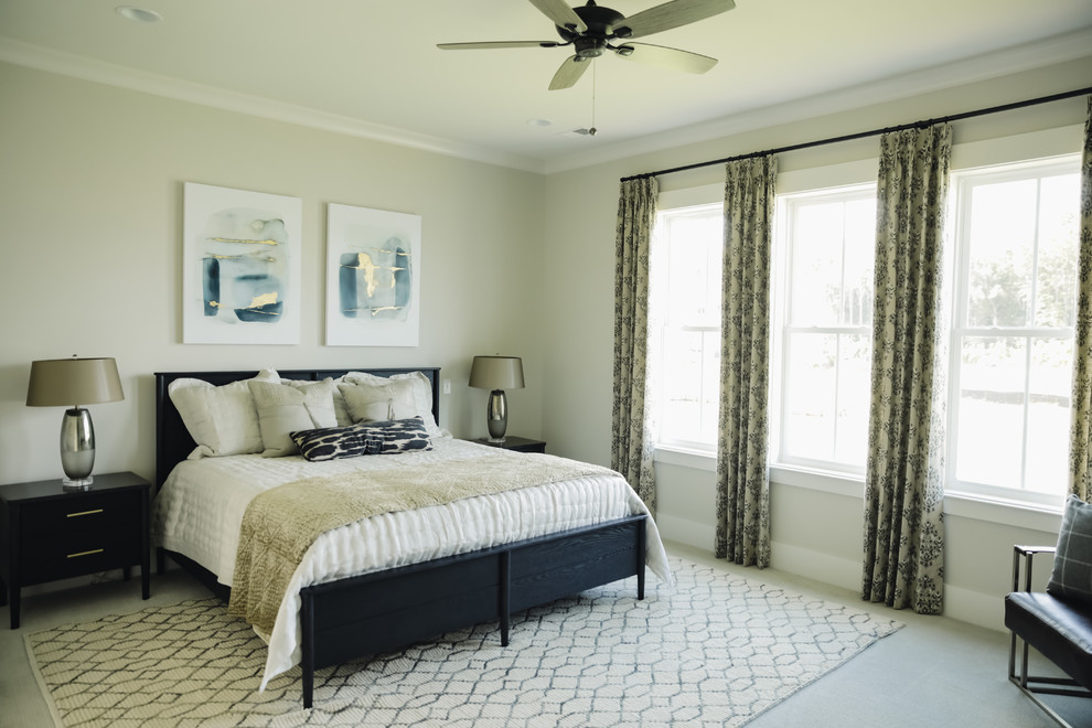 Imagen de dormitorio principal tradicional renovado grande con paredes grises, moqueta y suelo gris