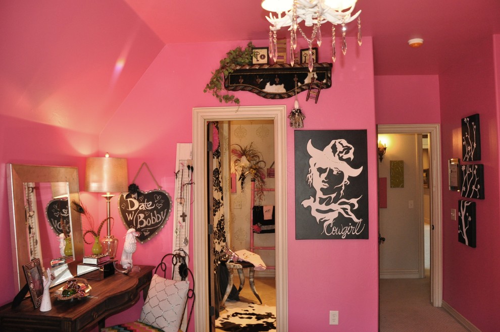 Ispirazione per una camera degli ospiti boho chic di medie dimensioni con pareti rosa, moquette e nessun camino
