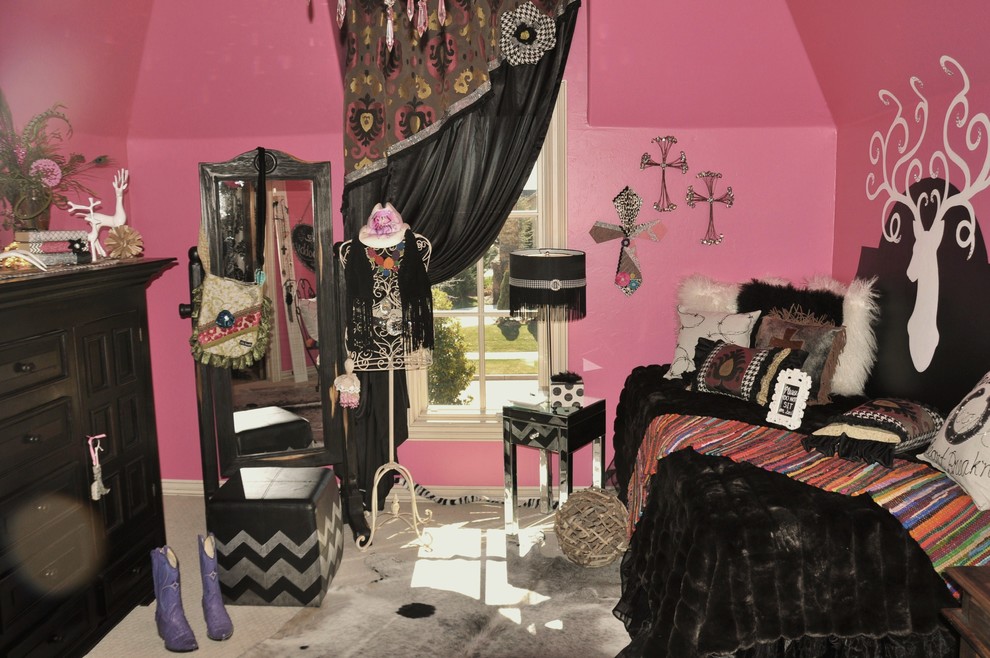 Foto di una camera degli ospiti boho chic di medie dimensioni con pareti rosa, moquette e nessun camino