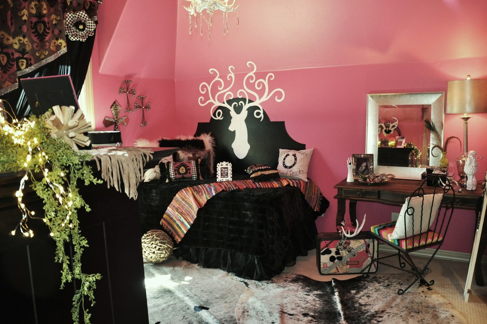 Imagen de habitación de invitados bohemia de tamaño medio sin chimenea con paredes rosas y moqueta