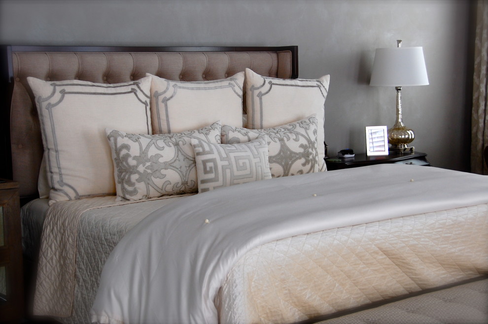 Свежая идея для дизайна: хозяйская спальня в стиле неоклассика (современная классика) с серыми стенами - отличное фото интерьера