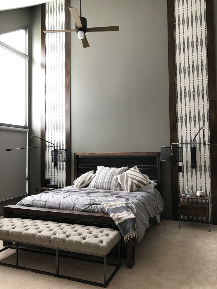Modernes Schlafzimmer mit grauer Wandfarbe, Teppichboden und beigem Boden in Sonstige