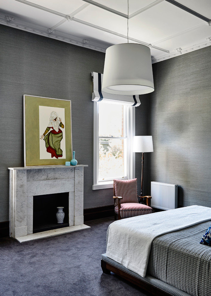 メルボルンにあるエクレクティックスタイルのおしゃれな主寝室 (青い壁、カーペット敷き、標準型暖炉、石材の暖炉まわり) のレイアウト