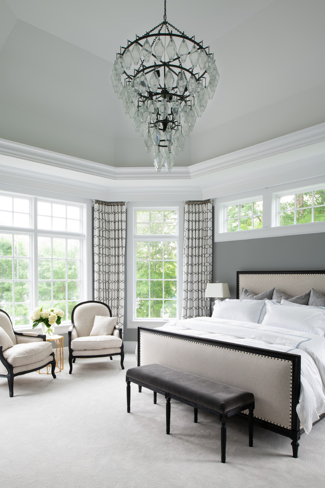 Идея дизайна: большая хозяйская спальня: освещение в стиле неоклассика (современная классика) с серыми стенами, ковровым покрытием и бежевым полом без камина