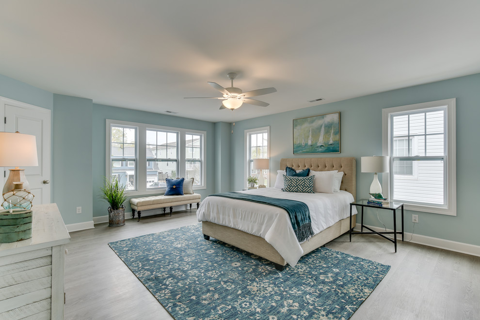Пример оригинального дизайна: большая хозяйская спальня в морском стиле с синими стенами, светлым паркетным полом и серым полом