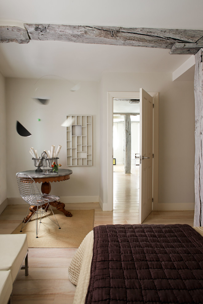 Diseño de dormitorio actual con paredes grises y suelo de madera clara