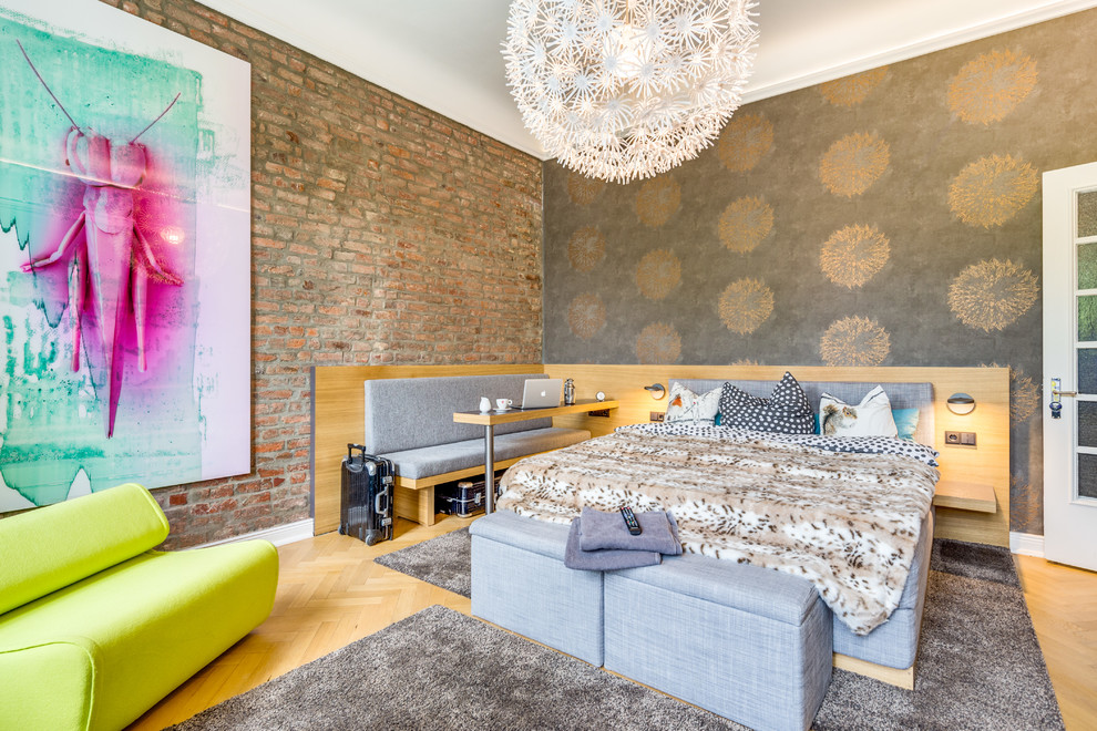 Стильный дизайн: большая гостевая спальня (комната для гостей) в стиле фьюжн с разноцветными стенами, паркетным полом среднего тона и рабочим местом без камина - последний тренд