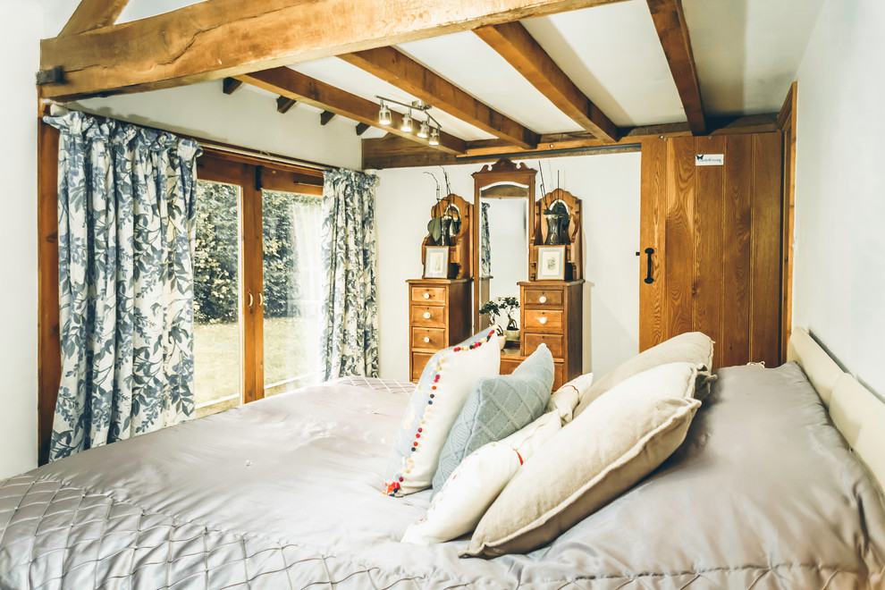 Пример оригинального дизайна: спальня среднего размера в стиле фьюжн с белыми стенами