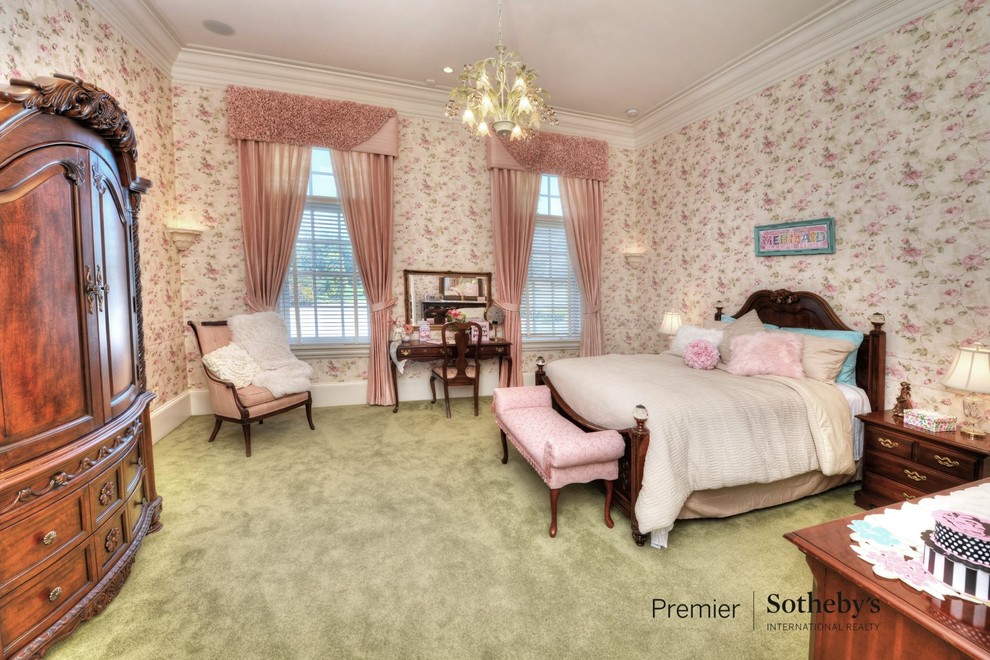 Стильный дизайн: огромная гостевая спальня (комната для гостей) в классическом стиле с ковровым покрытием и зеленым полом - последний тренд