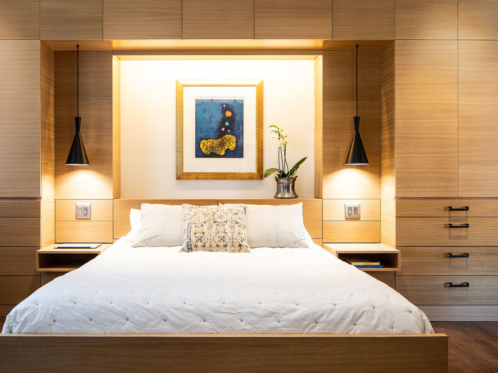 Foto di una camera da letto minimalista con parquet scuro e pavimento marrone