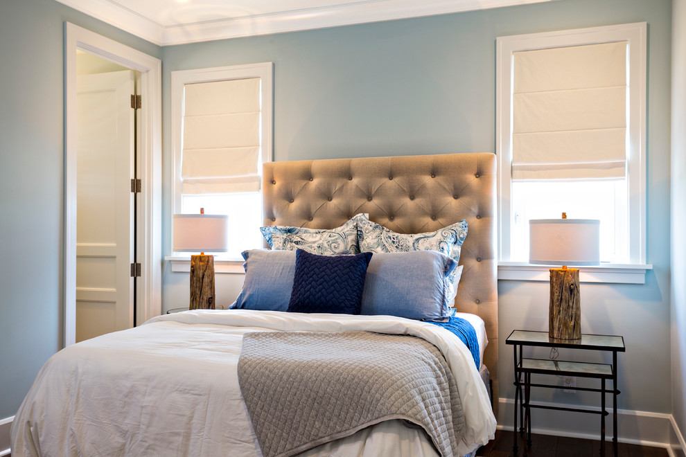 Foto de habitación de invitados marinera de tamaño medio con paredes azules y suelo de madera oscura