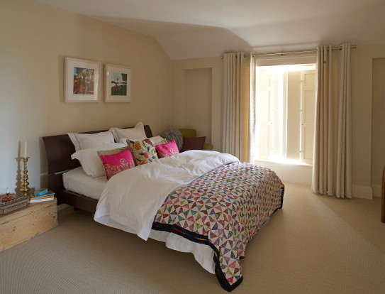Foto de dormitorio principal bohemio de tamaño medio con paredes beige y moqueta
