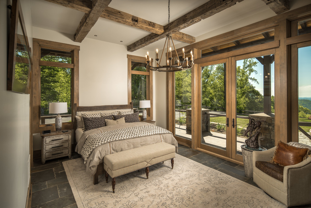 Mittelgroßes Rustikales Hauptschlafzimmer ohne Kamin mit beiger Wandfarbe, Schieferboden und grauem Boden in Charlotte